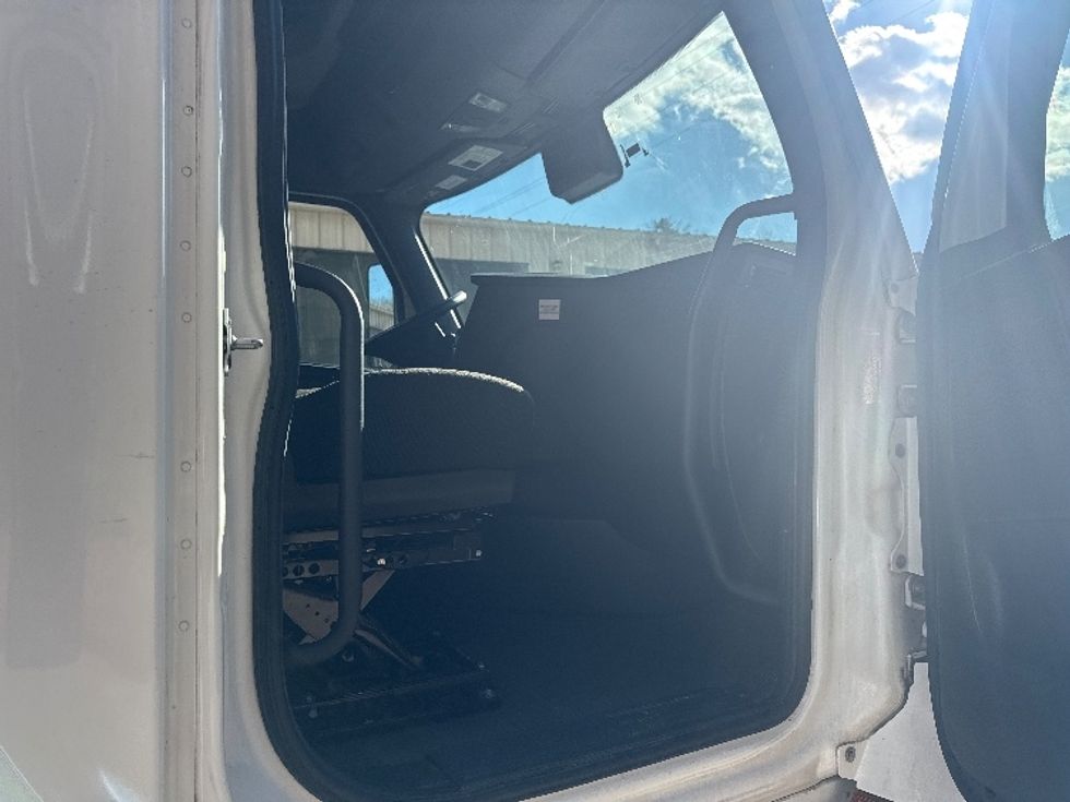 Sleeper Tractor-Heavy Duty Tractors-Freightliner-2023-T12664ST-Cross Lanes-WV-611,682\n\t\tmiles-$ 59,750 - Image 12