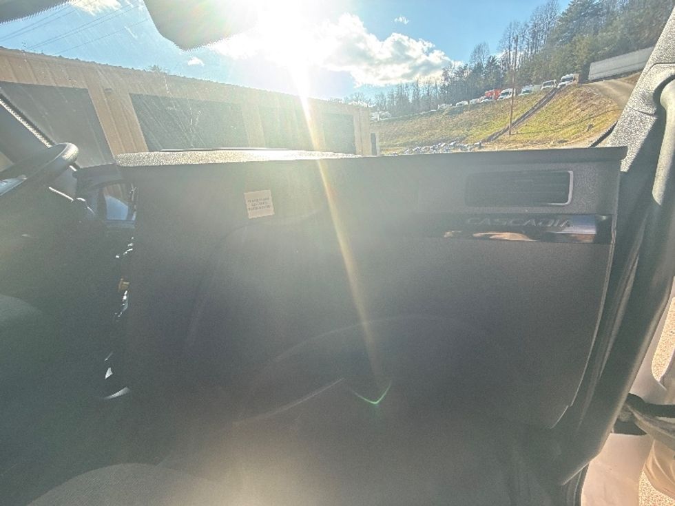 Sleeper Tractor-Heavy Duty Tractors-Freightliner-2023-T12664ST-Cross Lanes-WV-611,682\n\t\tmiles-$ 59,750 - Image 13