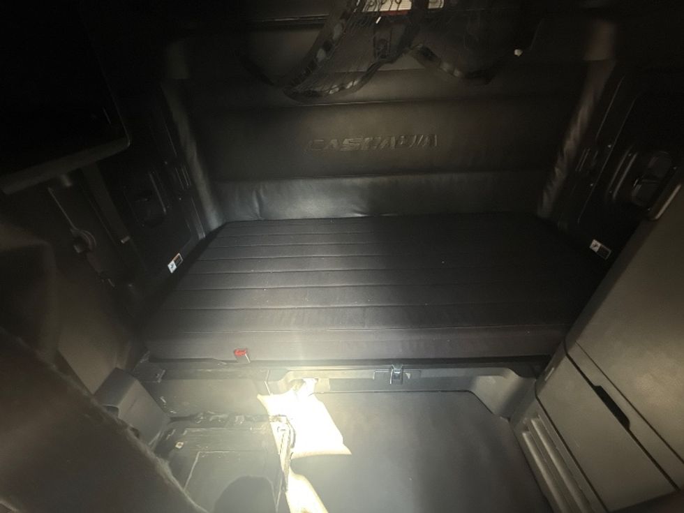 Sleeper Tractor-Heavy Duty Tractors-Freightliner-2023-T12664ST-Cross Lanes-WV-611,682\n\t\tmiles-$ 59,750 - Image 15