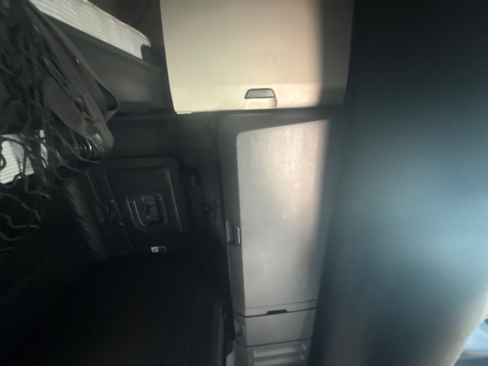 Sleeper Tractor-Heavy Duty Tractors-Freightliner-2023-T12664ST-Cross Lanes-WV-611,682\n\t\tmiles-$ 59,750 - Image 17