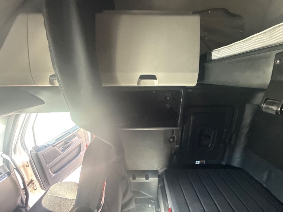 Sleeper Tractor-Heavy Duty Tractors-Freightliner-2023-T12664ST-Cross Lanes-WV-611,682\n\t\tmiles-$ 59,750 - Image 18