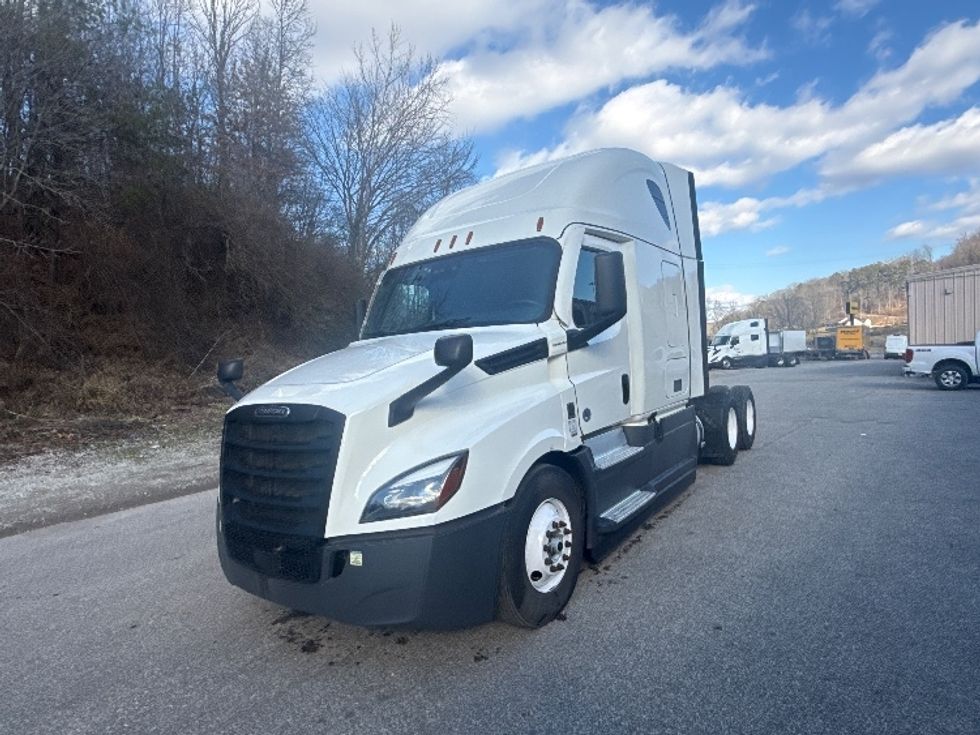 Sleeper Tractor-Heavy Duty Tractors-Freightliner-2023-T12664ST-Cross Lanes-WV-611,682\n\t\tmiles-$ 59,750 - Image 3