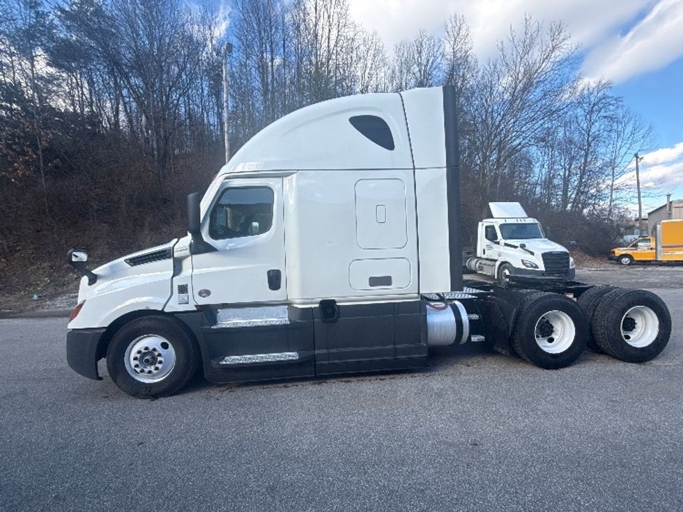 Sleeper Tractor-Heavy Duty Tractors-Freightliner-2023-T12664ST-Cross Lanes-WV-611,682\n\t\tmiles-$ 59,750 - Image 4