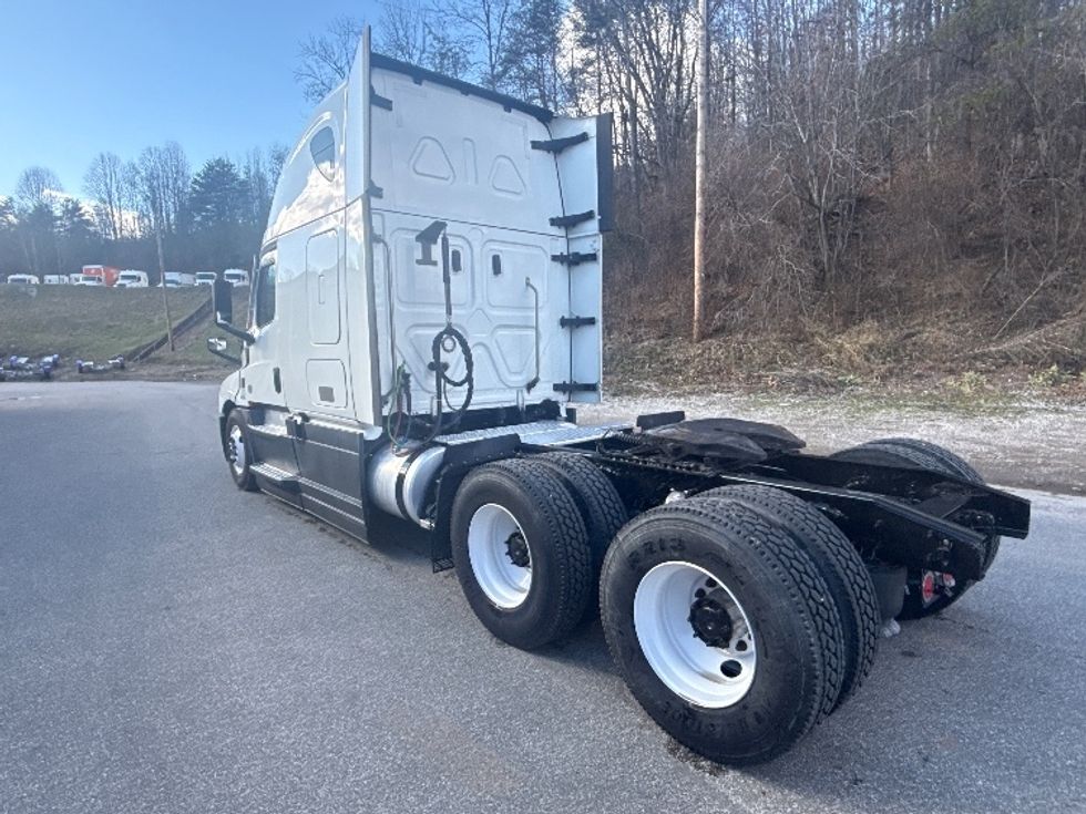 Sleeper Tractor-Heavy Duty Tractors-Freightliner-2023-T12664ST-Cross Lanes-WV-611,682\n\t\tmiles-$ 59,750 - Image 5