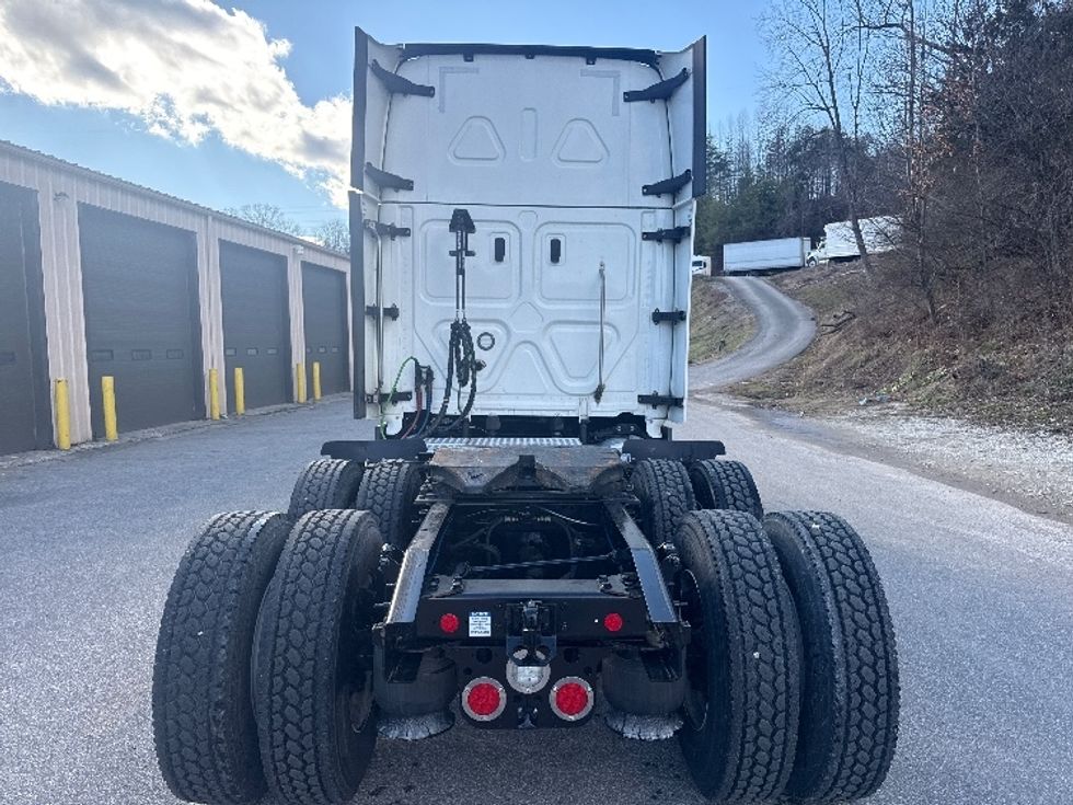Sleeper Tractor-Heavy Duty Tractors-Freightliner-2023-T12664ST-Cross Lanes-WV-611,682\n\t\tmiles-$ 59,750 - Image 6