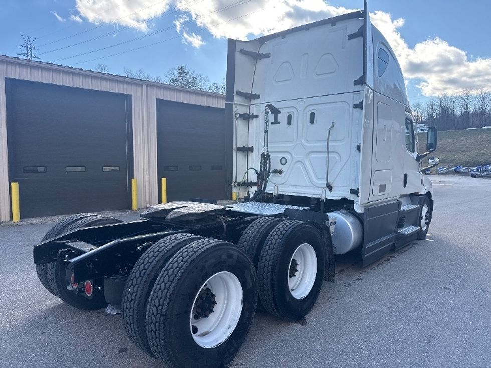 Sleeper Tractor-Heavy Duty Tractors-Freightliner-2023-T12664ST-Cross Lanes-WV-611,682\n\t\tmiles-$ 59,750 - Image 7