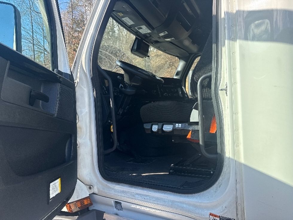 Sleeper Tractor-Heavy Duty Tractors-Freightliner-2023-T12664ST-Cross Lanes-WV-611,682\n\t\tmiles-$ 59,750 - Image 9