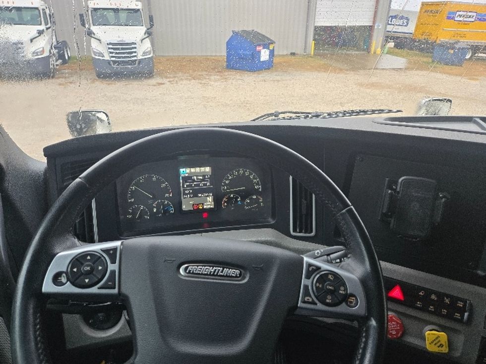 Sleeper Tractor-Heavy Duty Tractors-Freightliner-2023-T12664ST-Dallas-TX-305,379\n\t\tmiles-$ 101,500 - Image 11