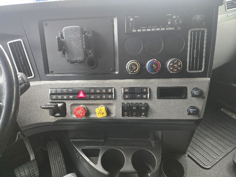 Sleeper Tractor-Heavy Duty Tractors-Freightliner-2023-T12664ST-Dallas-TX-305,379\n\t\tmiles-$ 101,500 - Image 12