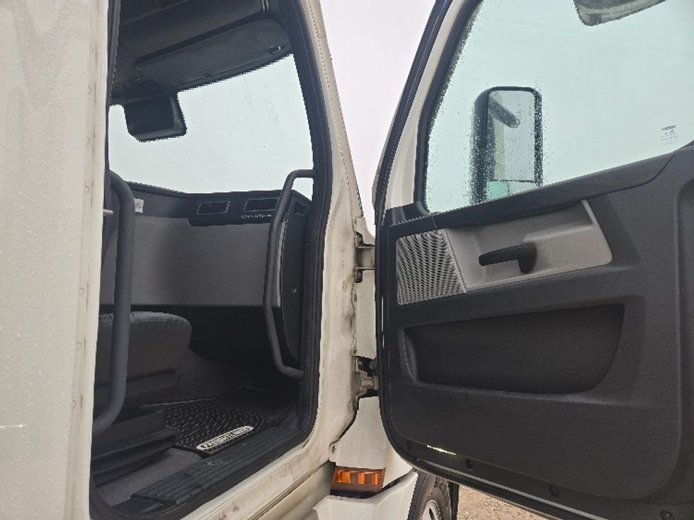 Sleeper Tractor-Heavy Duty Tractors-Freightliner-2023-T12664ST-Dallas-TX-305,379\n\t\tmiles-$ 101,500 - Image 13