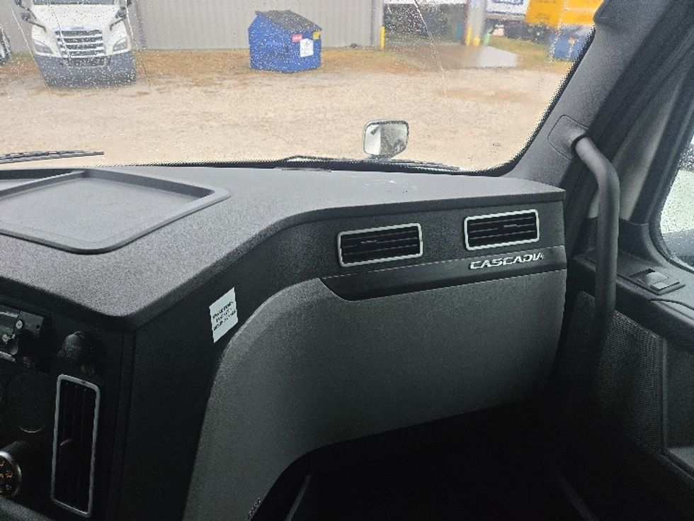 Sleeper Tractor-Heavy Duty Tractors-Freightliner-2023-T12664ST-Dallas-TX-305,379\n\t\tmiles-$ 101,500 - Image 14