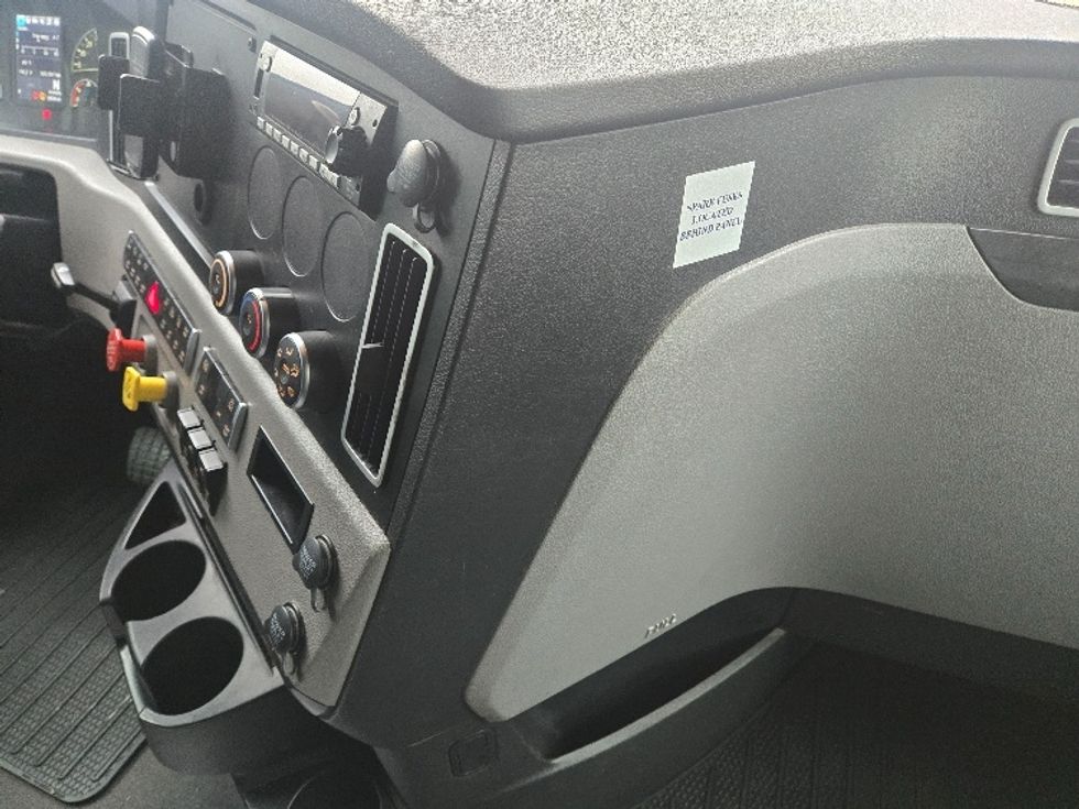 Sleeper Tractor-Heavy Duty Tractors-Freightliner-2023-T12664ST-Dallas-TX-305,379\n\t\tmiles-$ 101,500 - Image 15