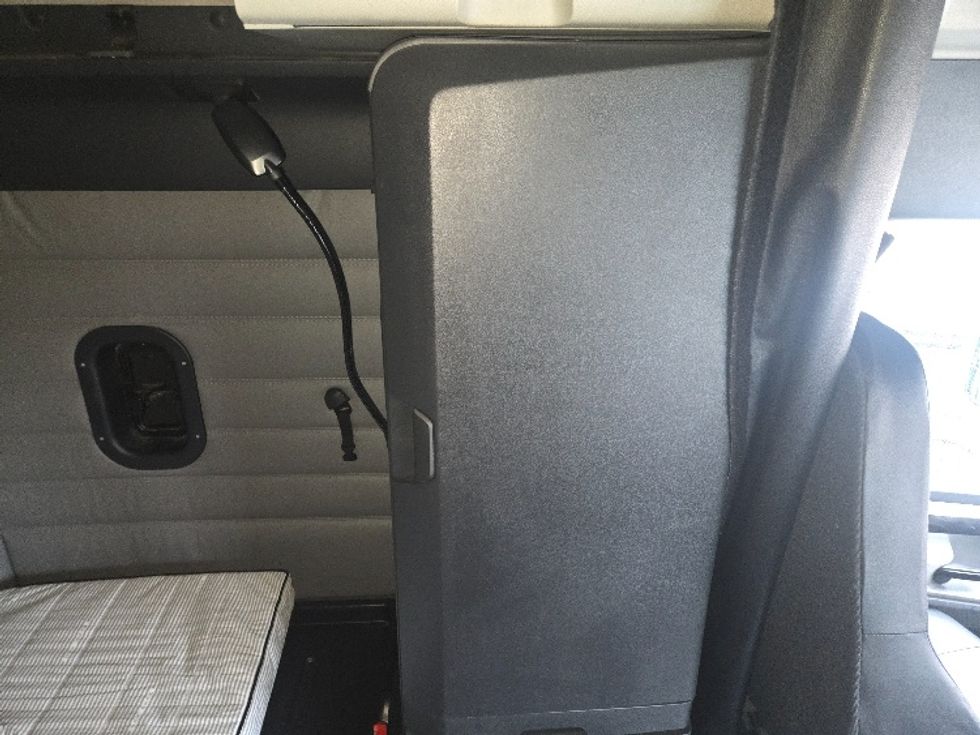 Sleeper Tractor-Heavy Duty Tractors-Freightliner-2023-T12664ST-Dallas-TX-305,379\n\t\tmiles-$ 101,500 - Image 19