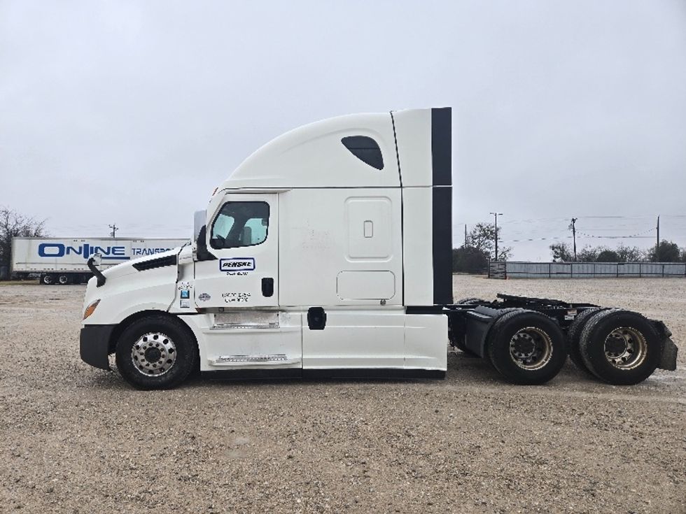 Sleeper Tractor-Heavy Duty Tractors-Freightliner-2023-T12664ST-Dallas-TX-305,379\n\t\tmiles-$ 101,500 - Image 4