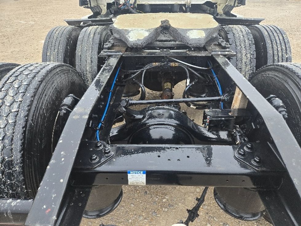 Sleeper Tractor-Heavy Duty Tractors-Freightliner-2023-T12664ST-Dallas-TX-305,379\n\t\tmiles-$ 101,500 - Image 6