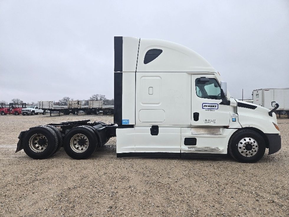 Sleeper Tractor-Heavy Duty Tractors-Freightliner-2023-T12664ST-Dallas-TX-305,379\n\t\tmiles-$ 101,500 - Image 8