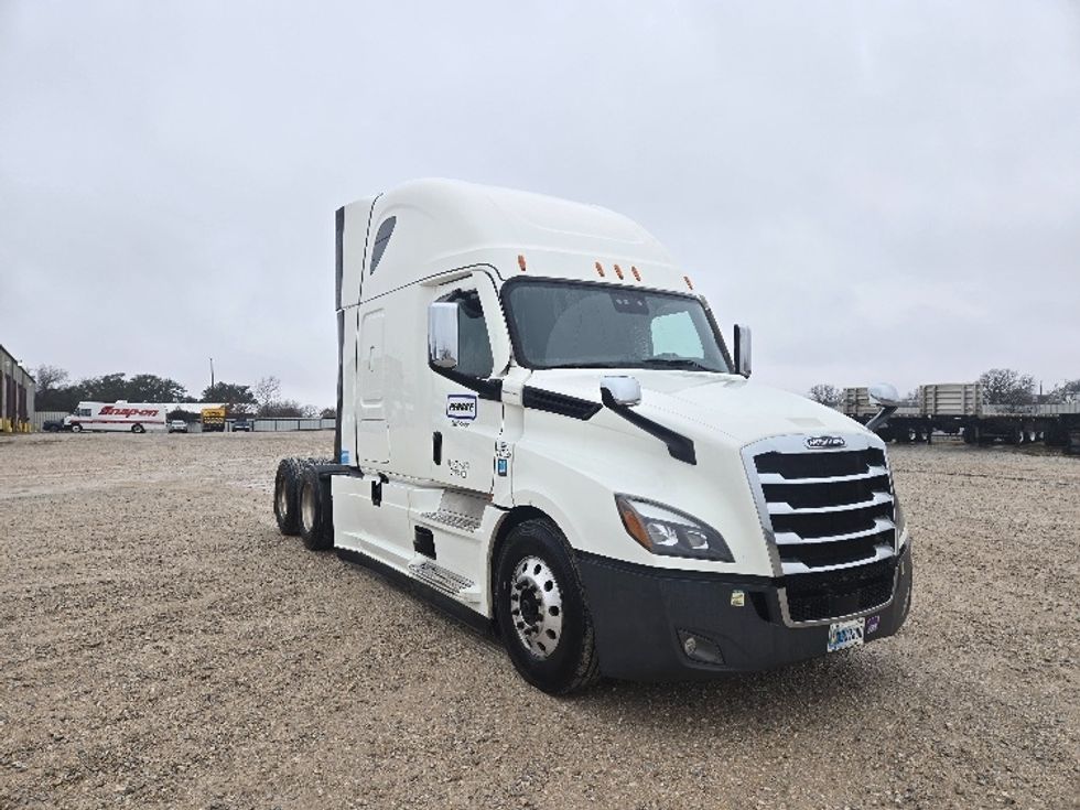 Sleeper Tractor-Heavy Duty Tractors-Freightliner-2023-T12664ST-Dallas-TX-305,380\n\t\tmiles-$ 101,500 - Image 1