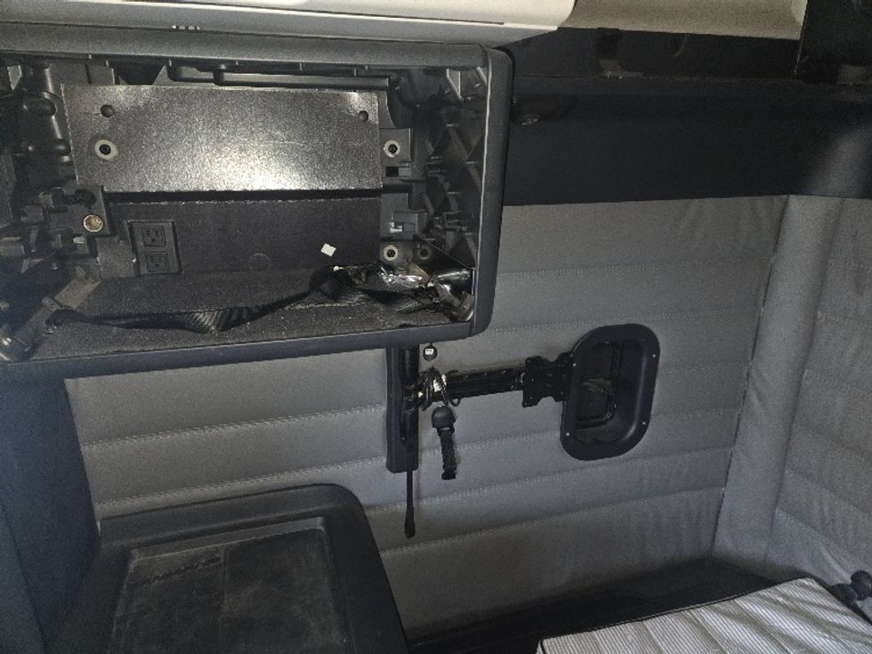 Sleeper Tractor-Heavy Duty Tractors-Freightliner-2023-T12664ST-Dallas-TX-305,380\n\t\tmiles-$ 101,500 - Image 18