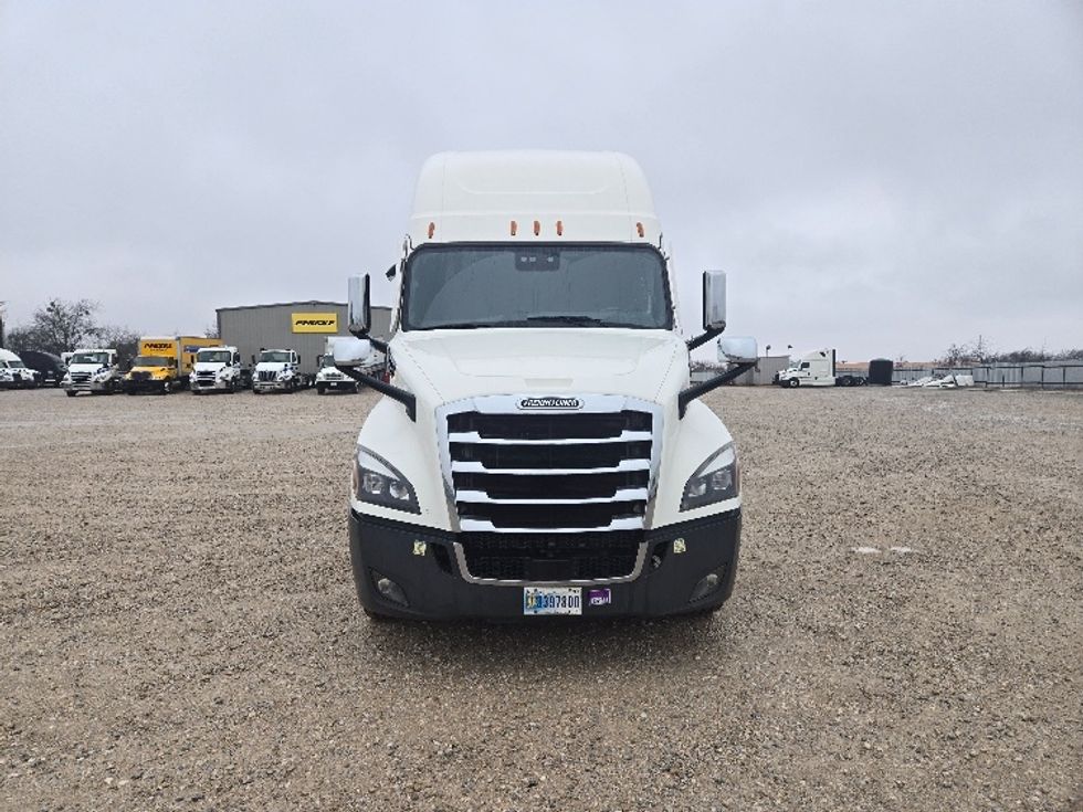 Sleeper Tractor-Heavy Duty Tractors-Freightliner-2023-T12664ST-Dallas-TX-305,380\n\t\tmiles-$ 101,500 - Image 2
