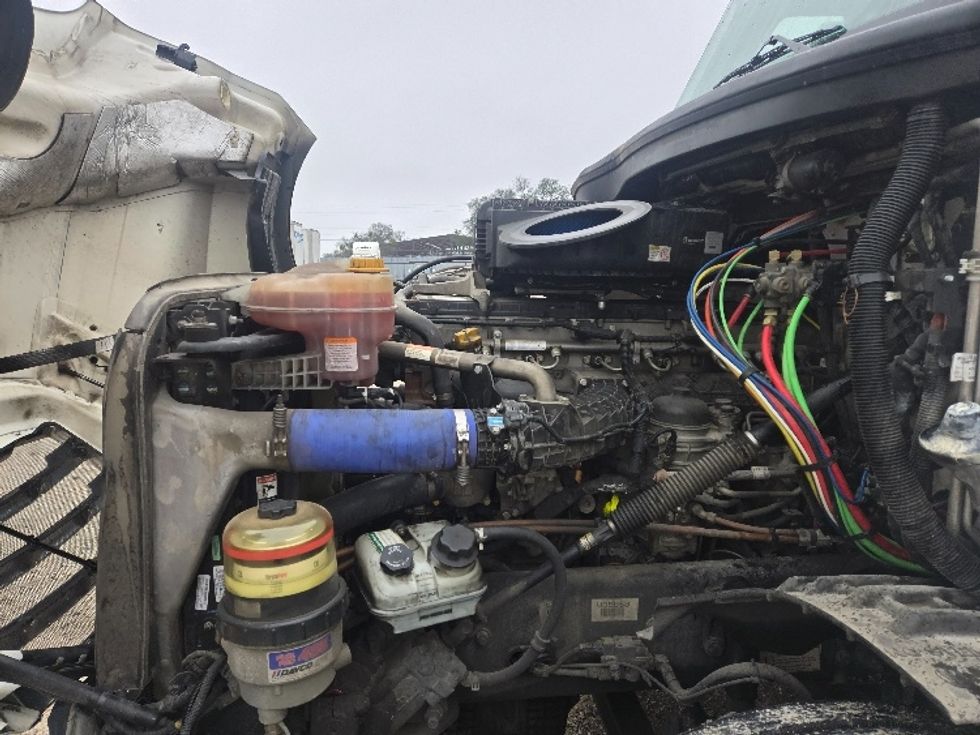 Sleeper Tractor-Heavy Duty Tractors-Freightliner-2023-T12664ST-Dallas-TX-305,380\n\t\tmiles-$ 101,500 - Image 21