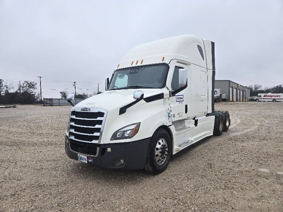 Sleeper Tractor-Heavy Duty Tractors-Freightliner-2023-T12664ST-Dallas-TX-305,380\n\t\tmiles-$ 101,500 - Image 3