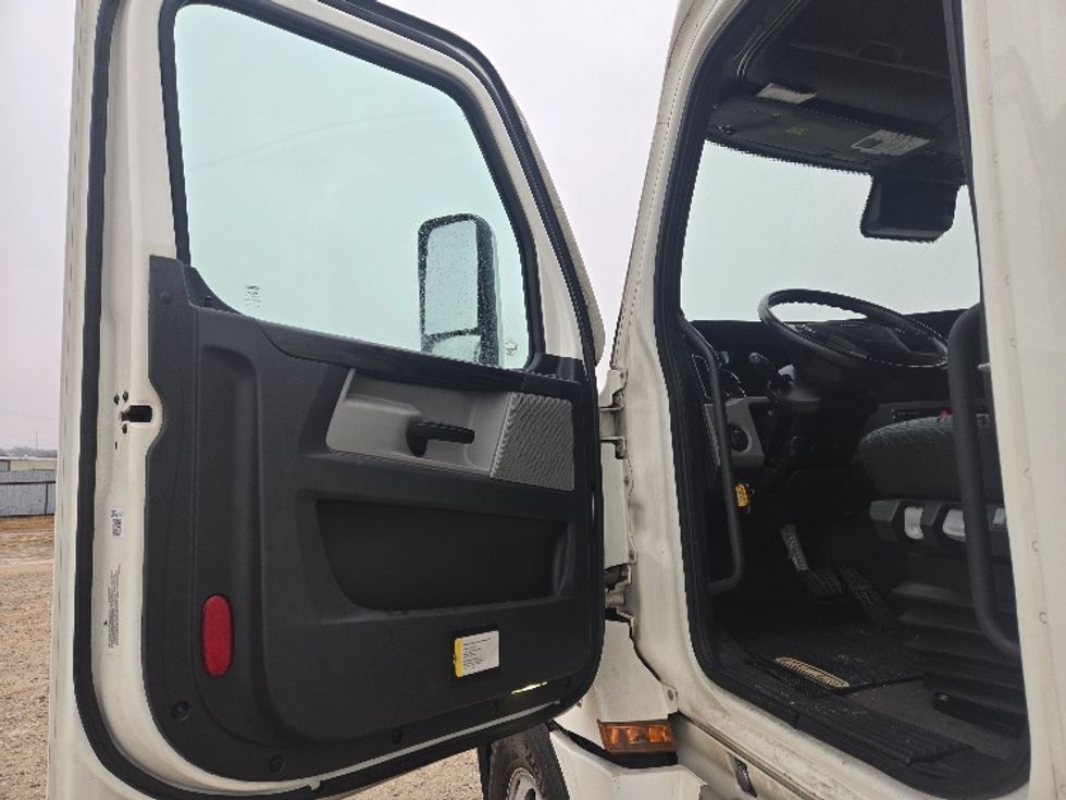 Sleeper Tractor-Heavy Duty Tractors-Freightliner-2023-T12664ST-Dallas-TX-305,380\n\t\tmiles-$ 101,500 - Image 9