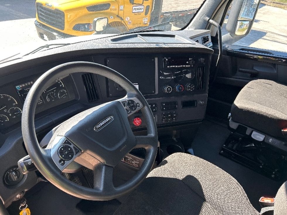 Sleeper Tractor-Heavy Duty Tractors-Freightliner-2023-T12664ST-Dallas-TX-320,000\n\t\tmiles-$ 97,250 - Image 10