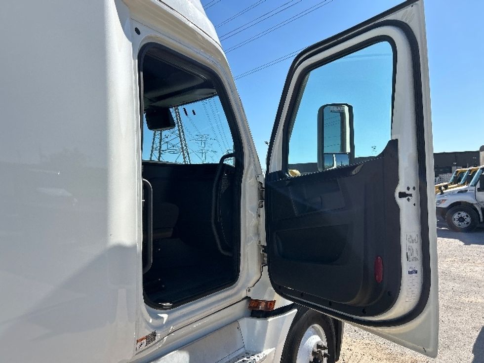 Sleeper Tractor-Heavy Duty Tractors-Freightliner-2023-T12664ST-Dallas-TX-320,000\n\t\tmiles-$ 97,250 - Image 13