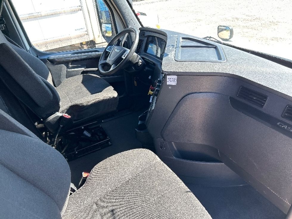 Sleeper Tractor-Heavy Duty Tractors-Freightliner-2023-T12664ST-Dallas-TX-320,000\n\t\tmiles-$ 97,250 - Image 15