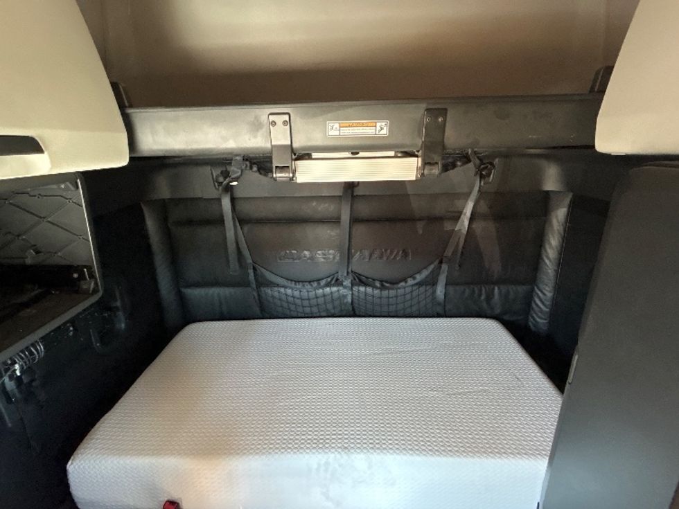 Sleeper Tractor-Heavy Duty Tractors-Freightliner-2023-T12664ST-Dallas-TX-320,000\n\t\tmiles-$ 97,250 - Image 16