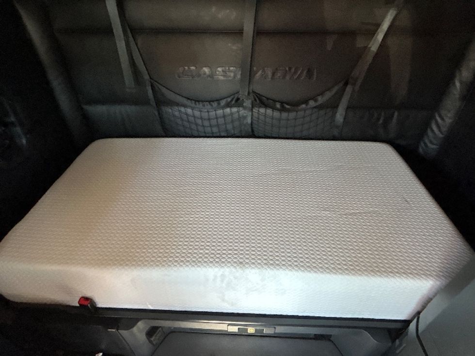 Sleeper Tractor-Heavy Duty Tractors-Freightliner-2023-T12664ST-Dallas-TX-320,000\n\t\tmiles-$ 97,250 - Image 17