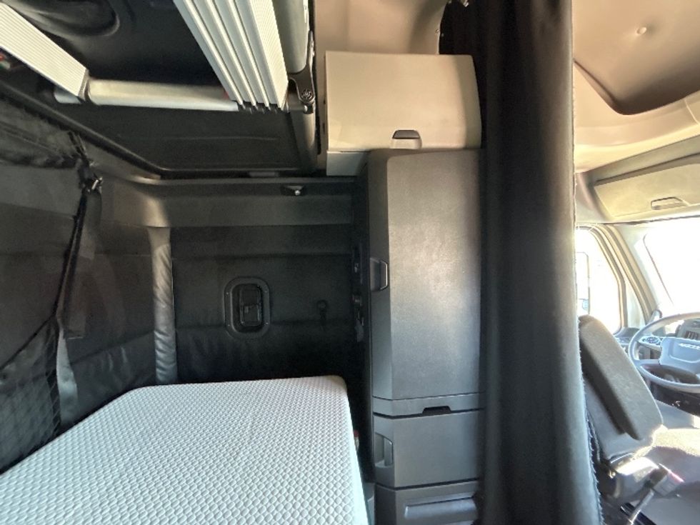 Sleeper Tractor-Heavy Duty Tractors-Freightliner-2023-T12664ST-Dallas-TX-320,000\n\t\tmiles-$ 97,250 - Image 18