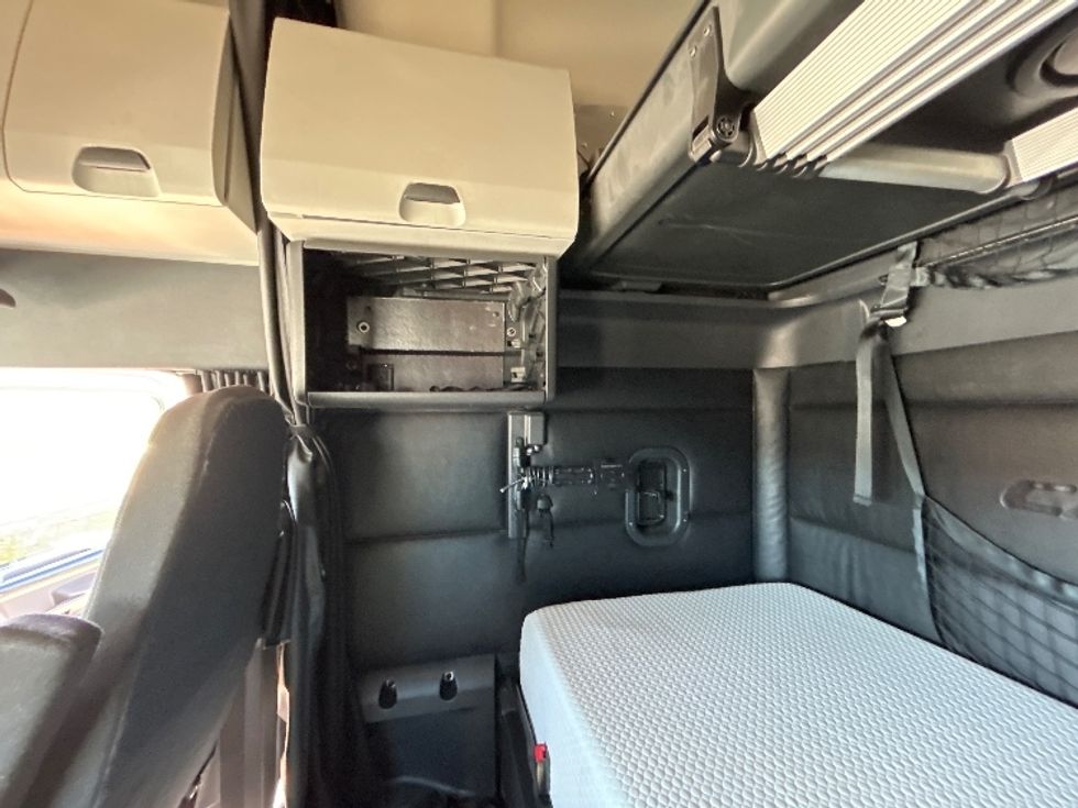 Sleeper Tractor-Heavy Duty Tractors-Freightliner-2023-T12664ST-Dallas-TX-320,000\n\t\tmiles-$ 97,250 - Image 19