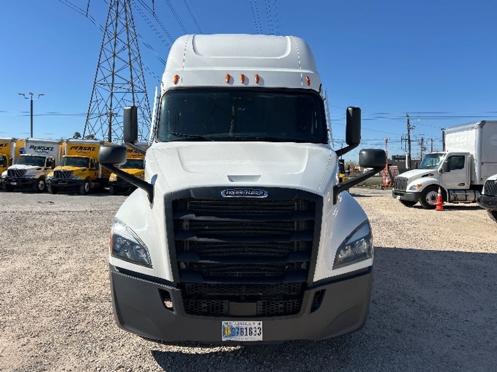 Sleeper Tractor-Heavy Duty Tractors-Freightliner-2023-T12664ST-Dallas-TX-320,000\n\t\tmiles-$ 97,250 - Image 2