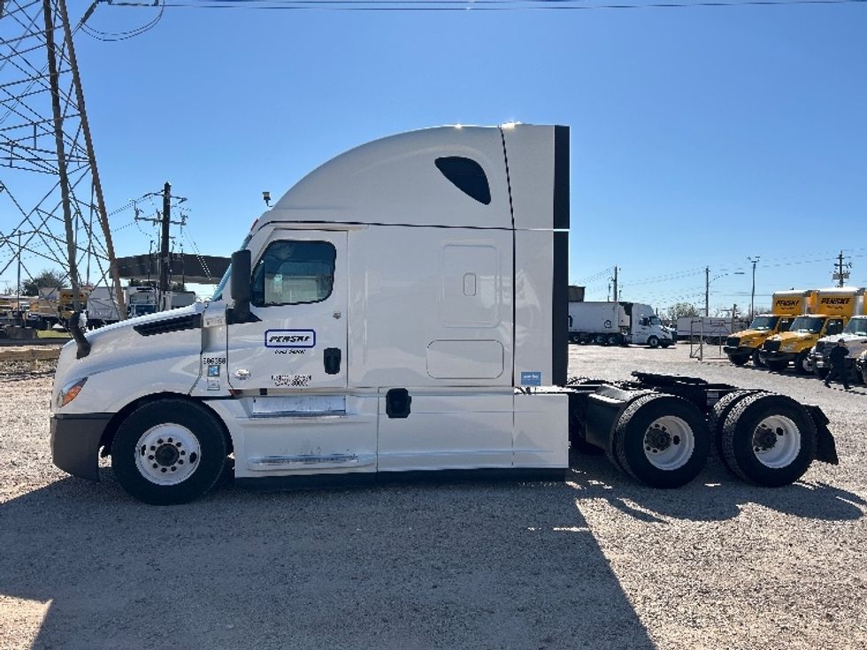 Sleeper Tractor-Heavy Duty Tractors-Freightliner-2023-T12664ST-Dallas-TX-320,000\n\t\tmiles-$ 97,250 - Image 4
