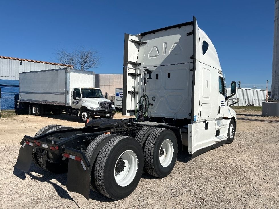 Sleeper Tractor-Heavy Duty Tractors-Freightliner-2023-T12664ST-Dallas-TX-320,000\n\t\tmiles-$ 97,250 - Image 7