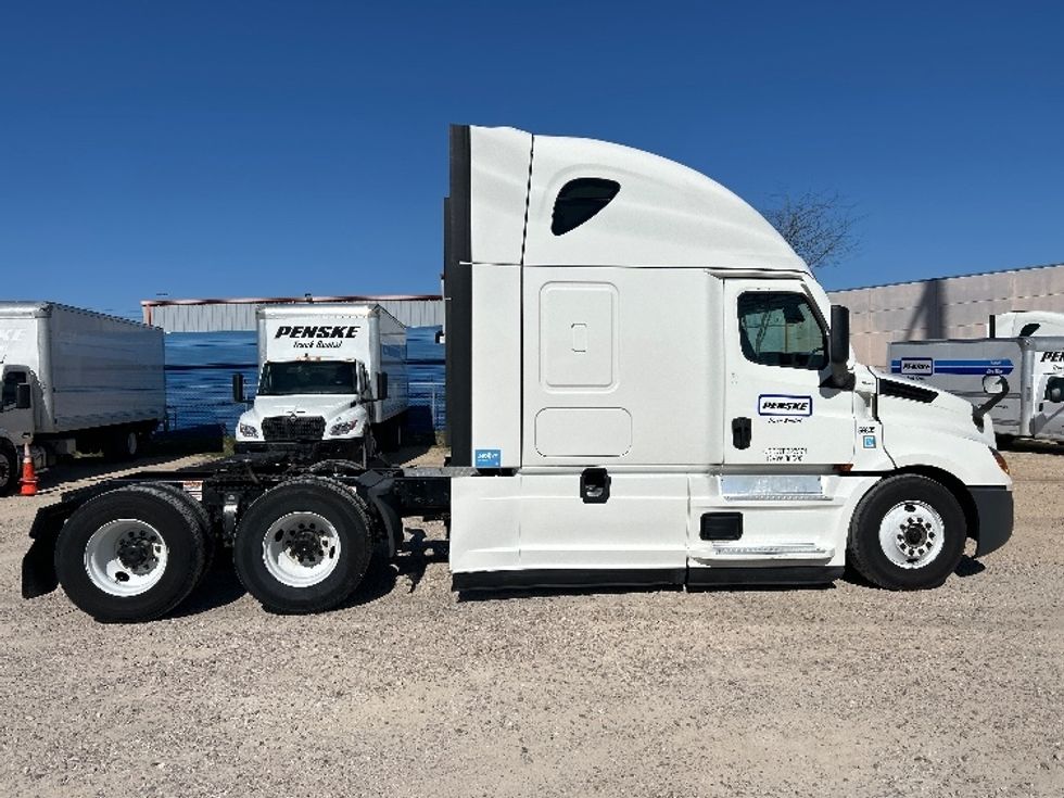 Sleeper Tractor-Heavy Duty Tractors-Freightliner-2023-T12664ST-Dallas-TX-320,000\n\t\tmiles-$ 97,250 - Image 8