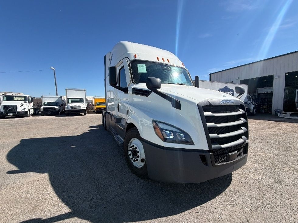 Sleeper Tractor-Heavy Duty Tractors-Freightliner-2023-T12664ST-Dallas-TX-330,795\n\t\tmiles-$ 95,750 - Image 1