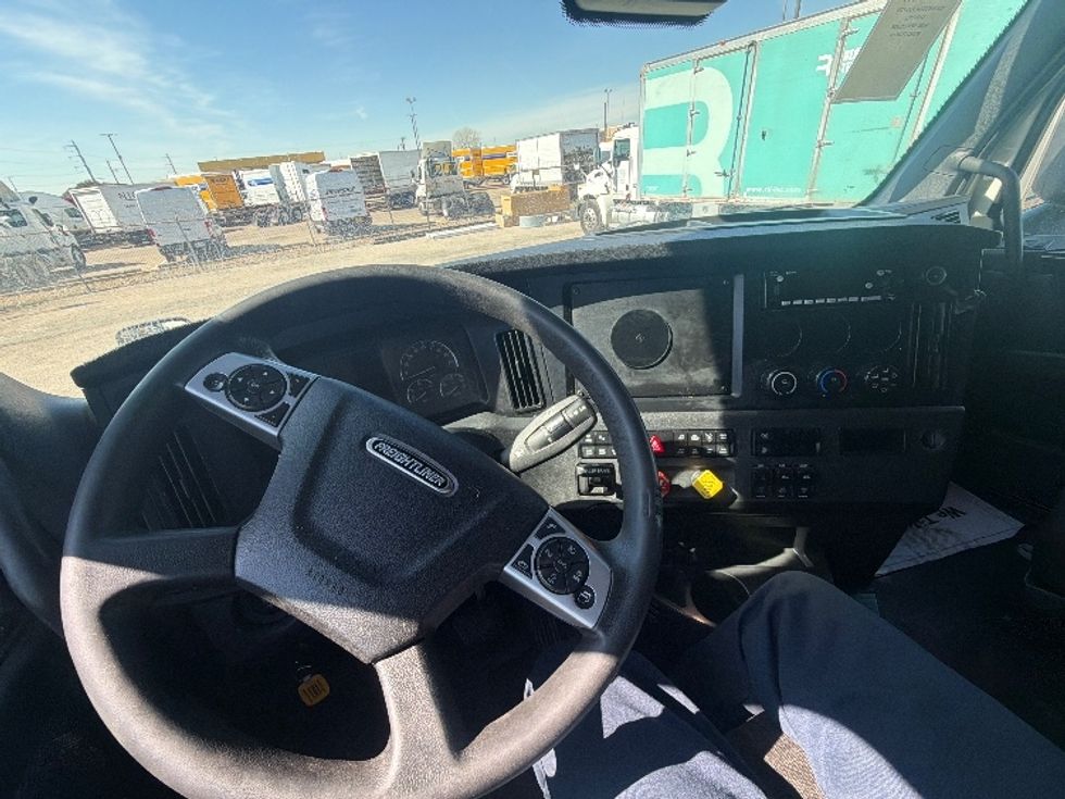 Sleeper Tractor-Heavy Duty Tractors-Freightliner-2023-T12664ST-Dallas-TX-330,795\n\t\tmiles-$ 95,750 - Image 10