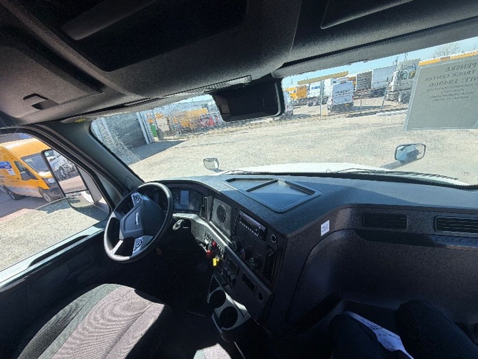 Sleeper Tractor-Heavy Duty Tractors-Freightliner-2023-T12664ST-Dallas-TX-330,795\n\t\tmiles-$ 95,750 - Image 12
