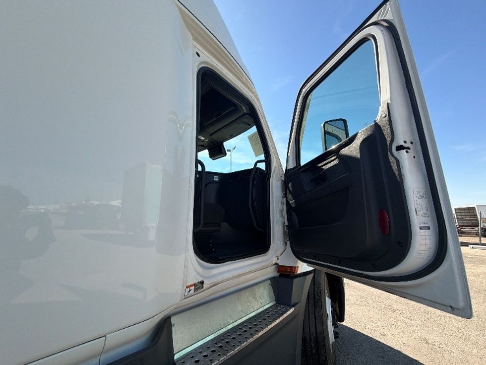 Sleeper Tractor-Heavy Duty Tractors-Freightliner-2023-T12664ST-Dallas-TX-330,795\n\t\tmiles-$ 95,750 - Image 13