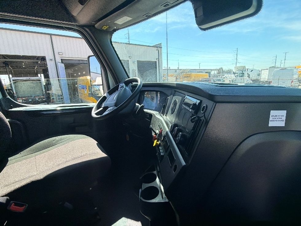 Sleeper Tractor-Heavy Duty Tractors-Freightliner-2023-T12664ST-Dallas-TX-330,795\n\t\tmiles-$ 95,750 - Image 15