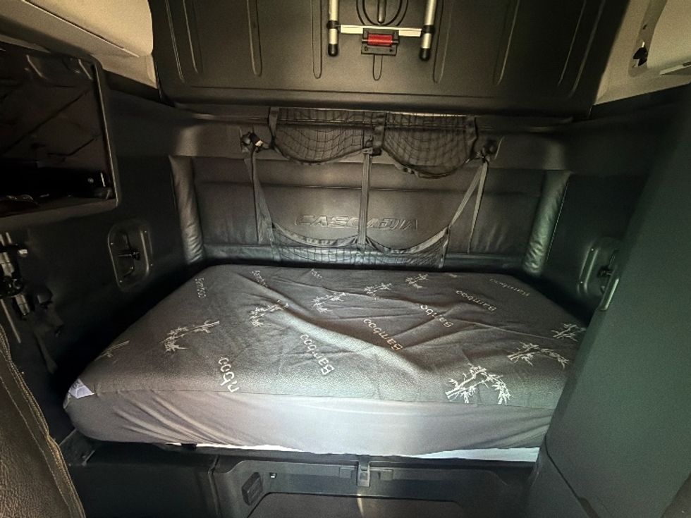 Sleeper Tractor-Heavy Duty Tractors-Freightliner-2023-T12664ST-Dallas-TX-330,795\n\t\tmiles-$ 95,750 - Image 16