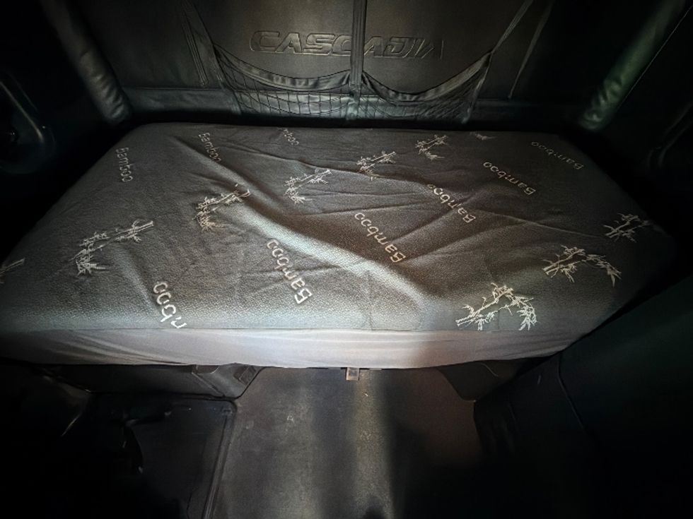 Sleeper Tractor-Heavy Duty Tractors-Freightliner-2023-T12664ST-Dallas-TX-330,795\n\t\tmiles-$ 95,750 - Image 17