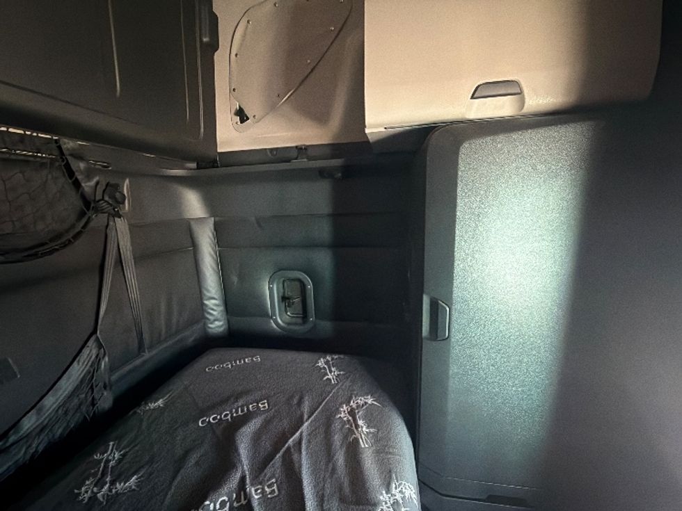 Sleeper Tractor-Heavy Duty Tractors-Freightliner-2023-T12664ST-Dallas-TX-330,795\n\t\tmiles-$ 95,750 - Image 18