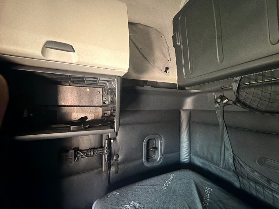 Sleeper Tractor-Heavy Duty Tractors-Freightliner-2023-T12664ST-Dallas-TX-330,795\n\t\tmiles-$ 95,750 - Image 19