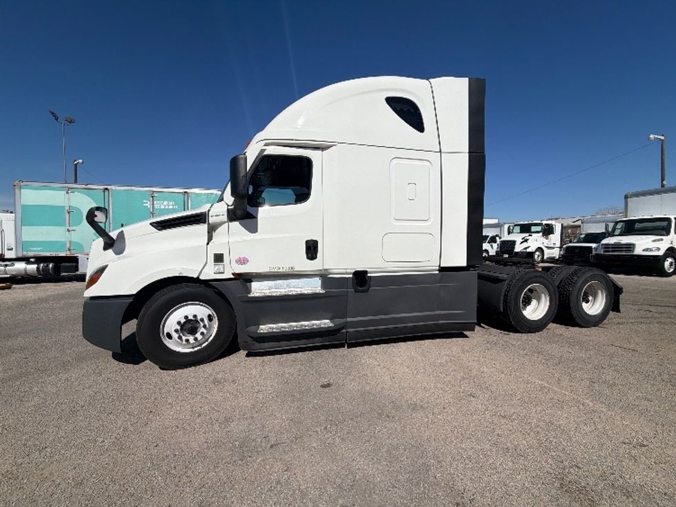 Sleeper Tractor-Heavy Duty Tractors-Freightliner-2023-T12664ST-Dallas-TX-330,795\n\t\tmiles-$ 95,750 - Image 4