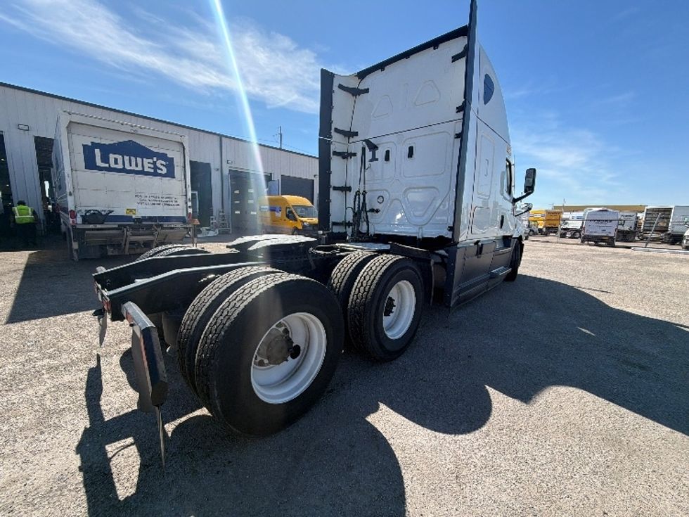 Sleeper Tractor-Heavy Duty Tractors-Freightliner-2023-T12664ST-Dallas-TX-330,795\n\t\tmiles-$ 95,750 - Image 7