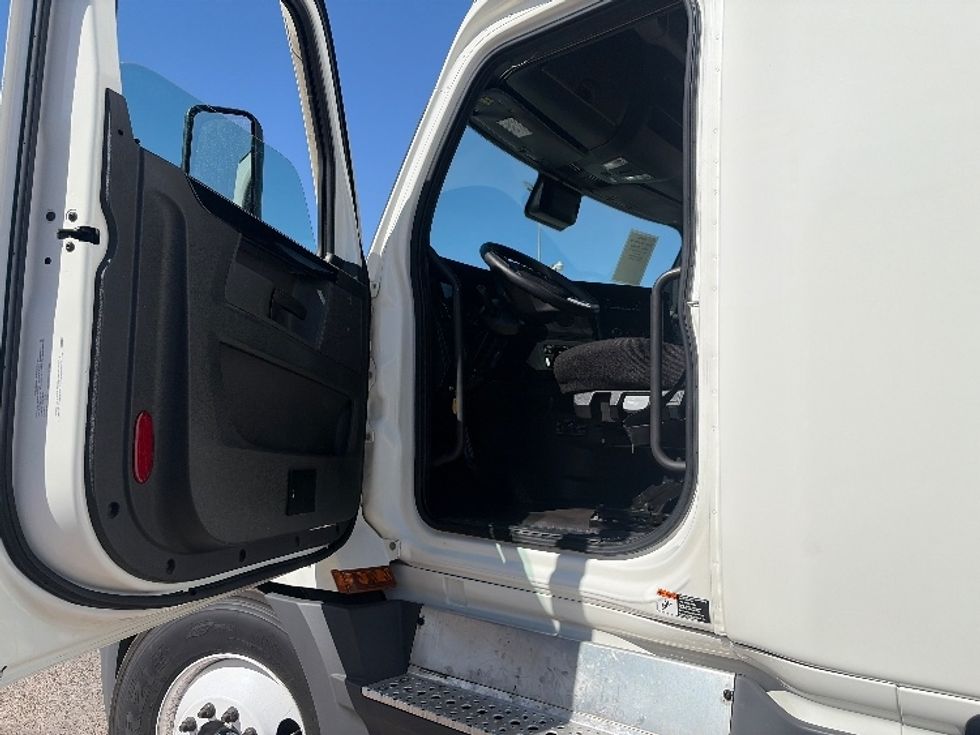 Sleeper Tractor-Heavy Duty Tractors-Freightliner-2023-T12664ST-Dallas-TX-330,795\n\t\tmiles-$ 95,750 - Image 9