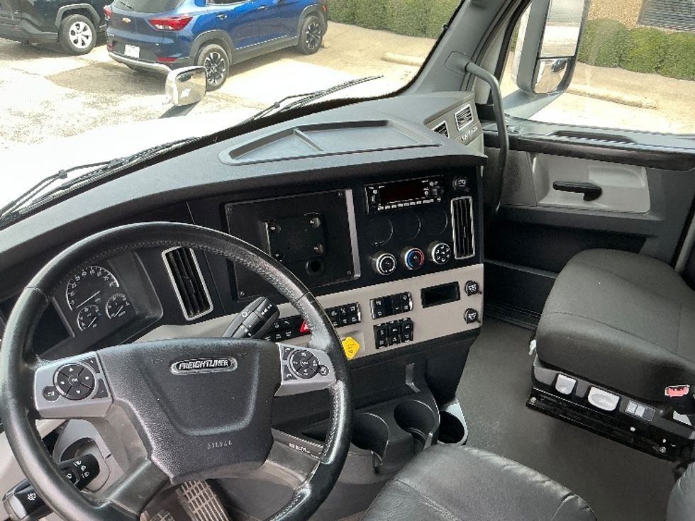 Sleeper Tractor-Heavy Duty Tractors-Freightliner-2023-T12664ST-Dallas-TX-335,858\n\t\tmiles-$ 98,750 - Image 10